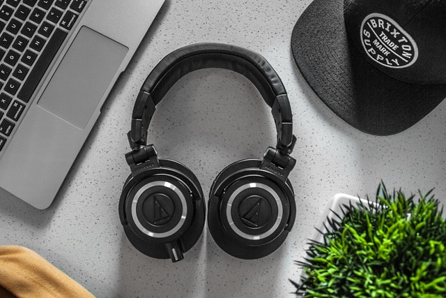 pexels-garrett-headphones-610945